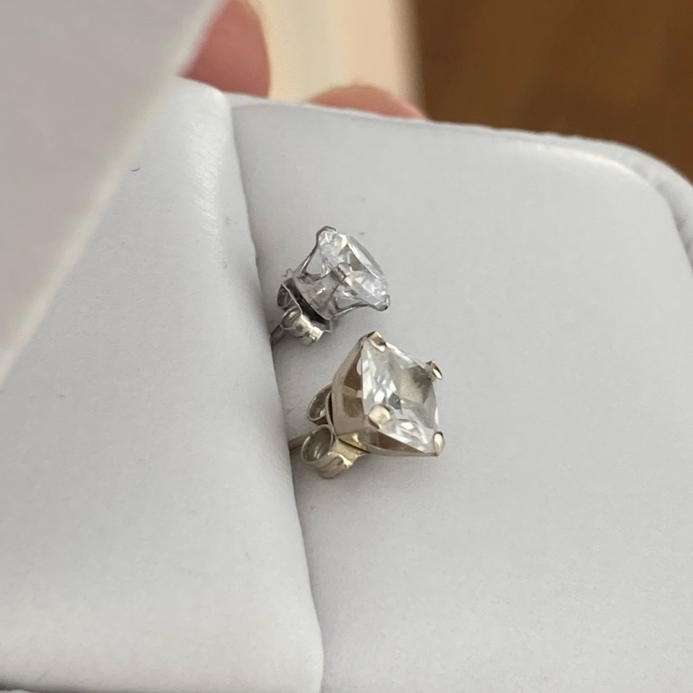 10k 2 single white gold Stud Earrings - Picture 9 of 9
